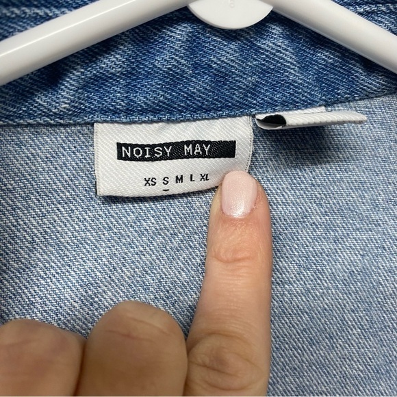 Noisy May Women distressed denim cropped jean jacket size small. - Picture 5 of 7
